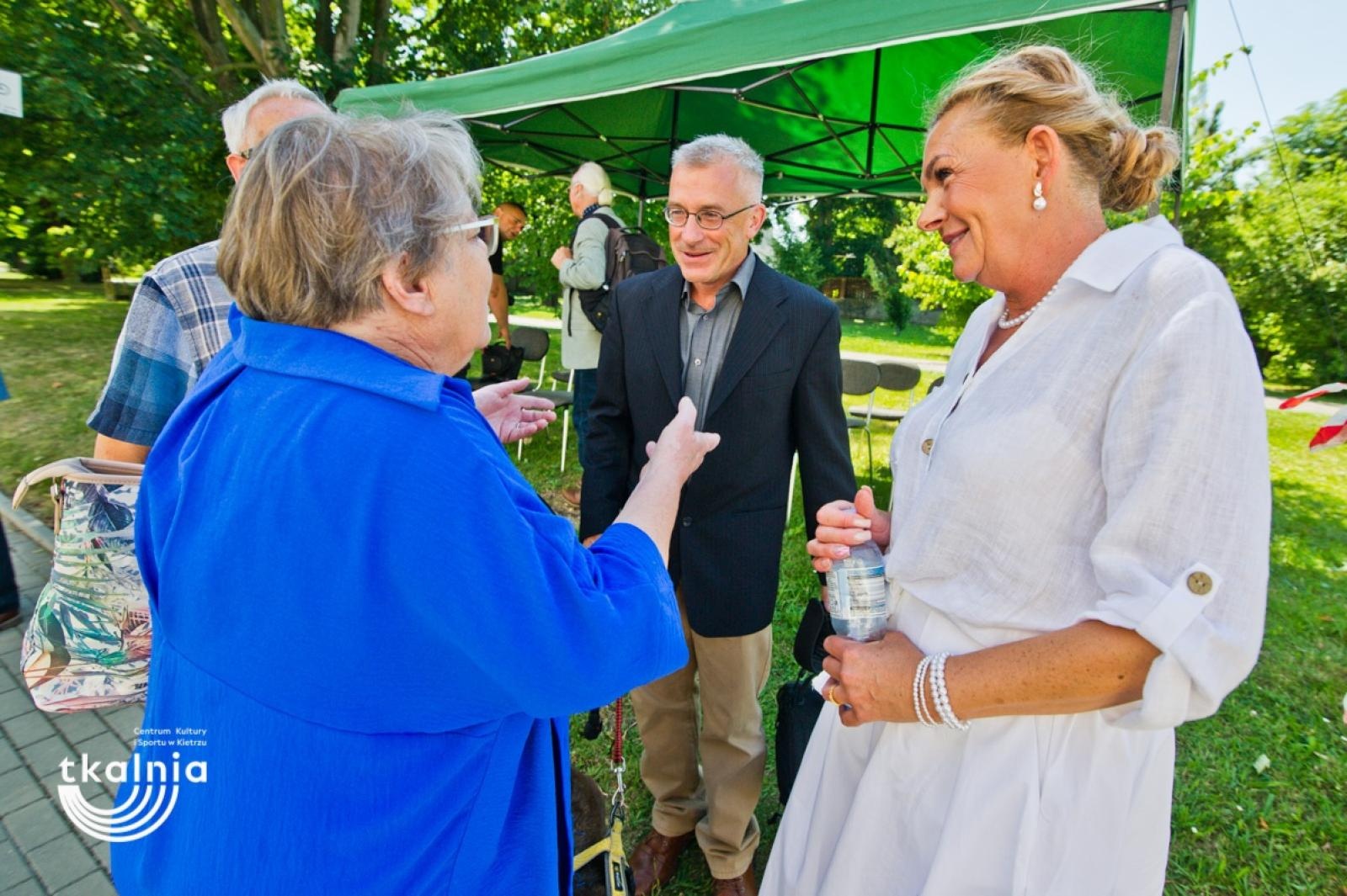 Zdjęcie w galerii na portalu naszraciborz.pl: Uroczyste odsłonięcie tablicy pamięci profesora Marka Gedla w Kietrzu – hołd dla wybitnego archeologa i badacza historii miasta wiadomości z regionu