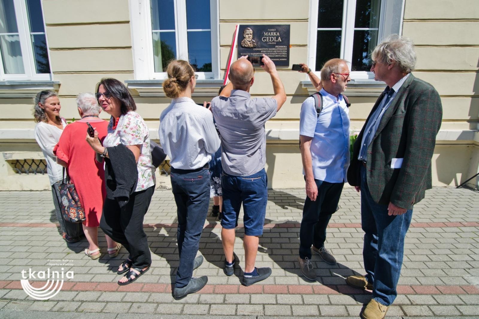 Zdjęcie w galerii na portalu naszraciborz.pl: Uroczyste odsłonięcie tablicy pamięci profesora Marka Gedla w Kietrzu – hołd dla wybitnego archeologa i badacza historii miasta wiadomości z regionu