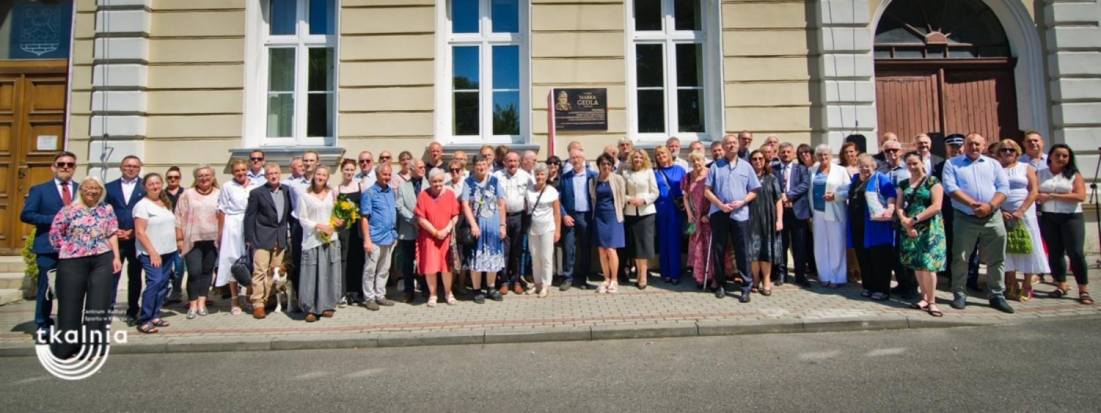 Zdjęcie w galerii na portalu naszraciborz.pl: Uroczyste odsłonięcie tablicy pamięci profesora Marka Gedla w Kietrzu – hołd dla wybitnego archeologa i badacza historii miasta wiadomości z regionu