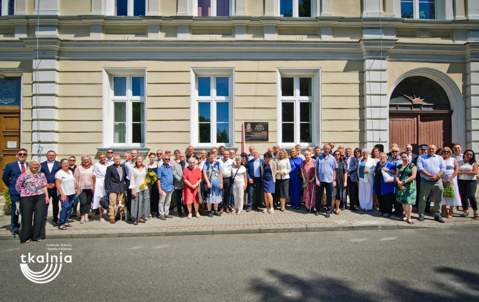 Zdjęcie w galerii na portalu naszraciborz.pl: Uroczyste odsłonięcie tablicy pamięci profesora Marka Gedla w Kietrzu – hołd dla wybitnego archeologa i badacza historii miasta wiadomości z regionu