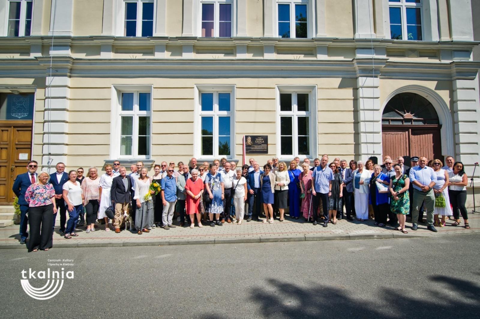 Zdjęcie w galerii na portalu naszraciborz.pl: Uroczyste odsłonięcie tablicy pamięci profesora Marka Gedla w Kietrzu – hołd dla wybitnego archeologa i badacza historii miasta wiadomości z regionu
