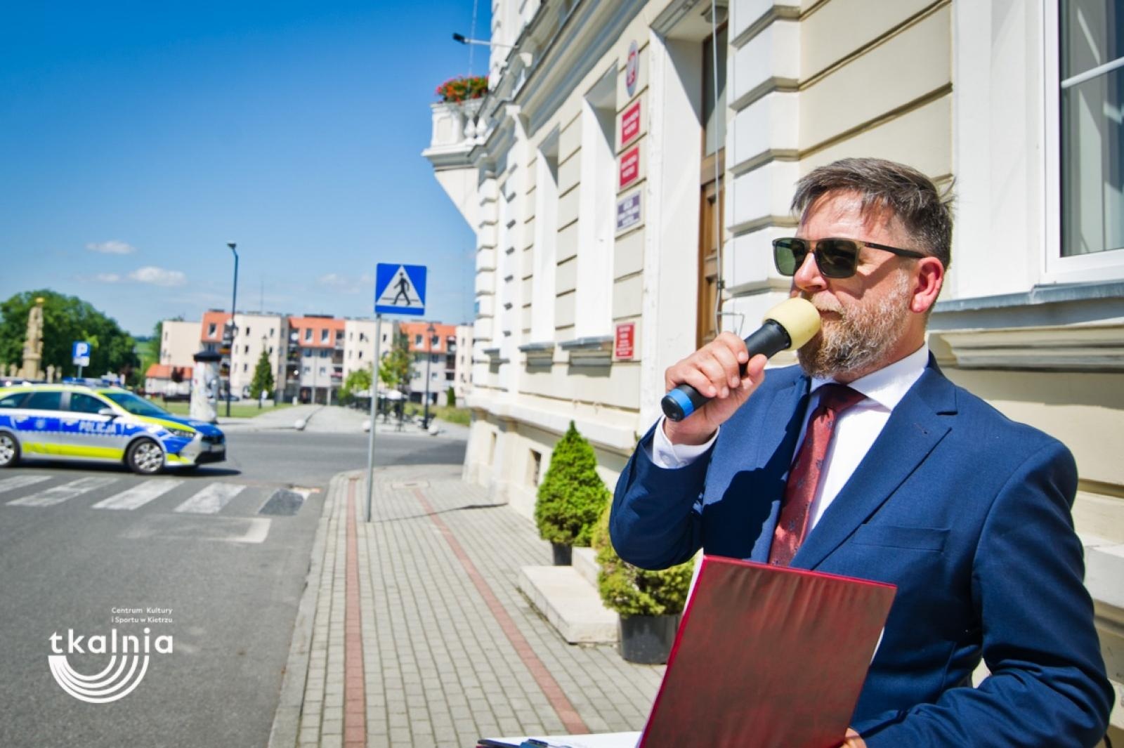 Zdjęcie w galerii na portalu naszraciborz.pl: Uroczyste odsłonięcie tablicy pamięci profesora Marka Gedla w Kietrzu – hołd dla wybitnego archeologa i badacza historii miasta wiadomości z regionu