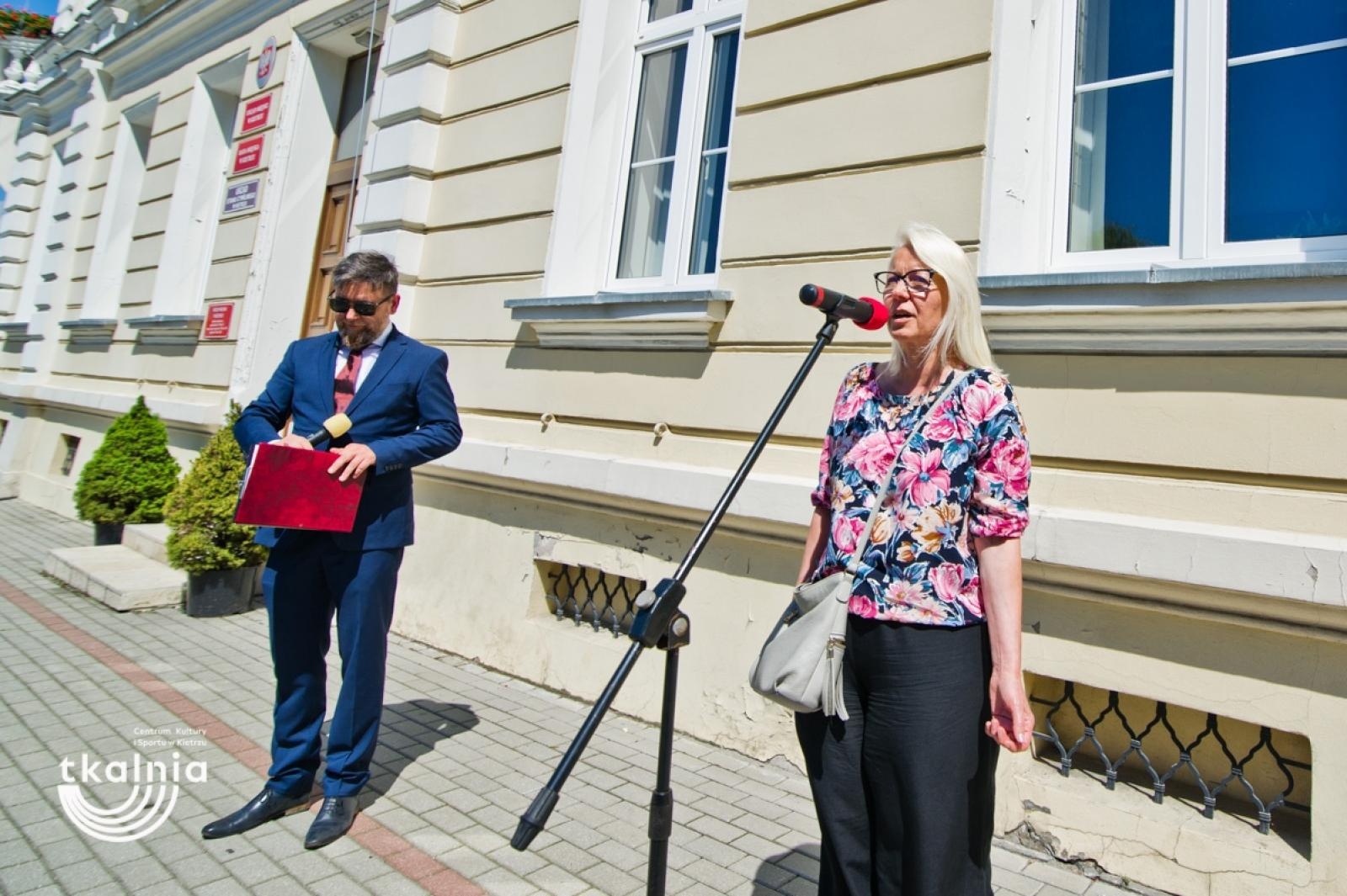 Zdjęcie w galerii na portalu naszraciborz.pl: Uroczyste odsłonięcie tablicy pamięci profesora Marka Gedla w Kietrzu – hołd dla wybitnego archeologa i badacza historii miasta wiadomości z regionu