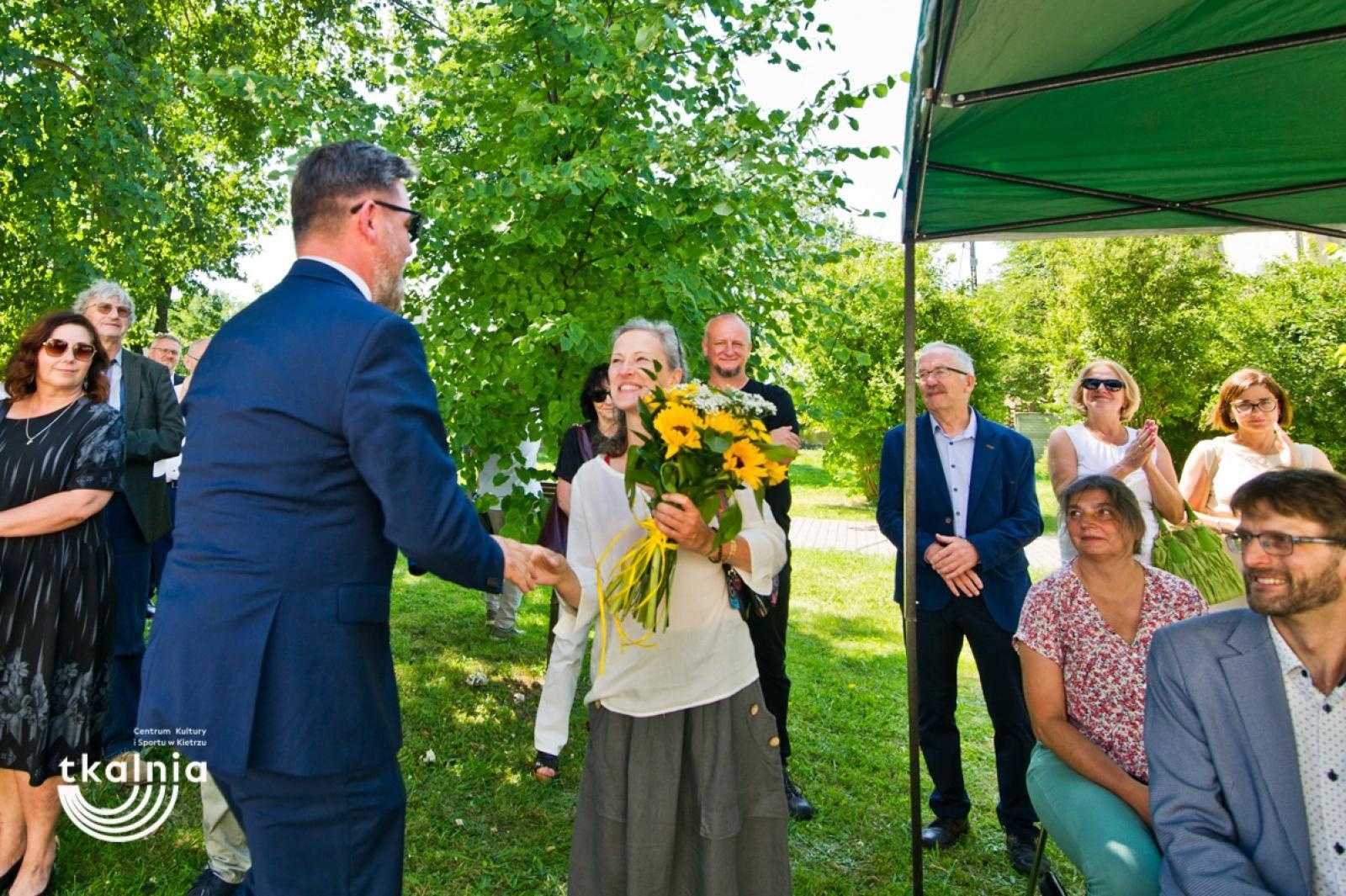 Zdjęcie w galerii na portalu naszraciborz.pl: Uroczyste odsłonięcie tablicy pamięci profesora Marka Gedla w Kietrzu – hołd dla wybitnego archeologa i badacza historii miasta wiadomości z regionu