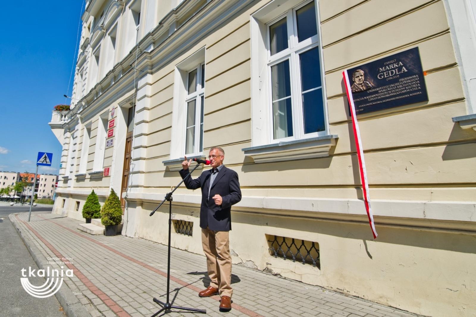 Zdjęcie w galerii na portalu naszraciborz.pl: Uroczyste odsłonięcie tablicy pamięci profesora Marka Gedla w Kietrzu – hołd dla wybitnego archeologa i badacza historii miasta wiadomości z regionu