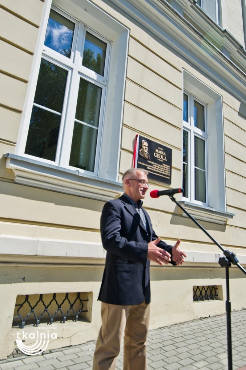 Zdjęcie w galerii na portalu naszraciborz.pl: Uroczyste odsłonięcie tablicy pamięci profesora Marka Gedla w Kietrzu – hołd dla wybitnego archeologa i badacza historii miasta wiadomości z regionu