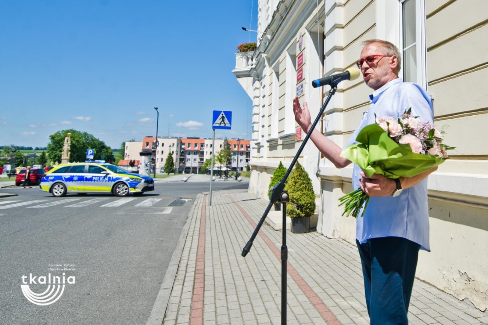 Zdjęcie w galerii na portalu naszraciborz.pl: Uroczyste odsłonięcie tablicy pamięci profesora Marka Gedla w Kietrzu – hołd dla wybitnego archeologa i badacza historii miasta wiadomości z regionu