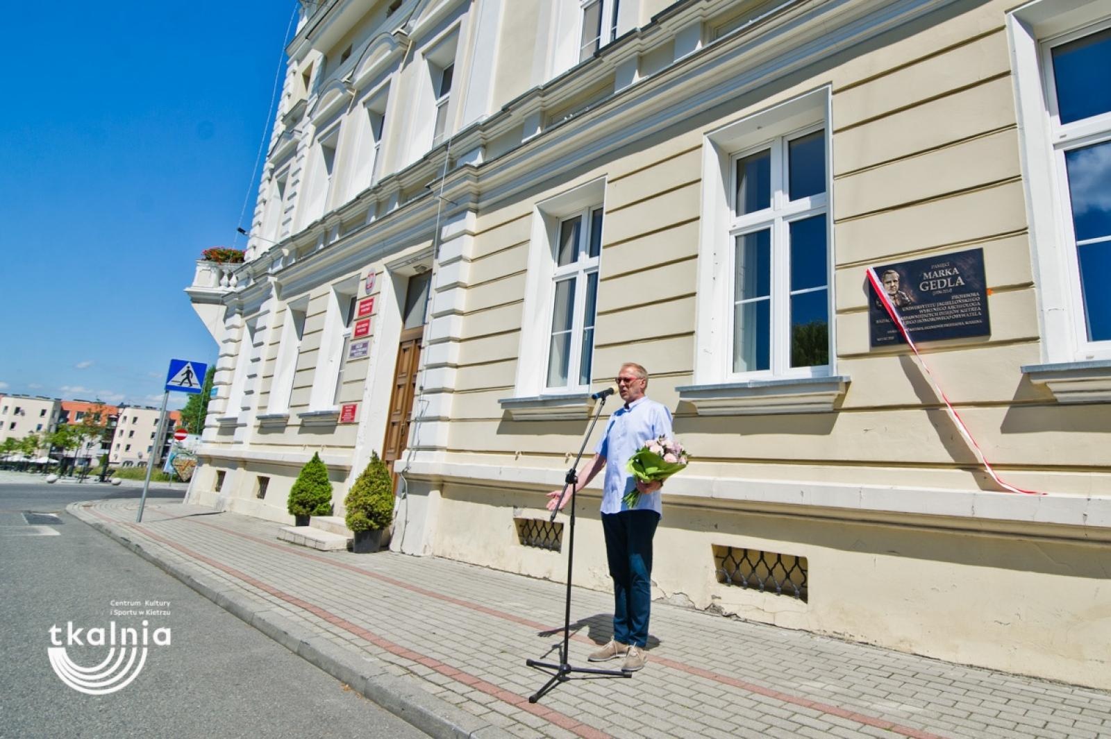 Zdjęcie w galerii na portalu naszraciborz.pl: Uroczyste odsłonięcie tablicy pamięci profesora Marka Gedla w Kietrzu – hołd dla wybitnego archeologa i badacza historii miasta wiadomości z regionu