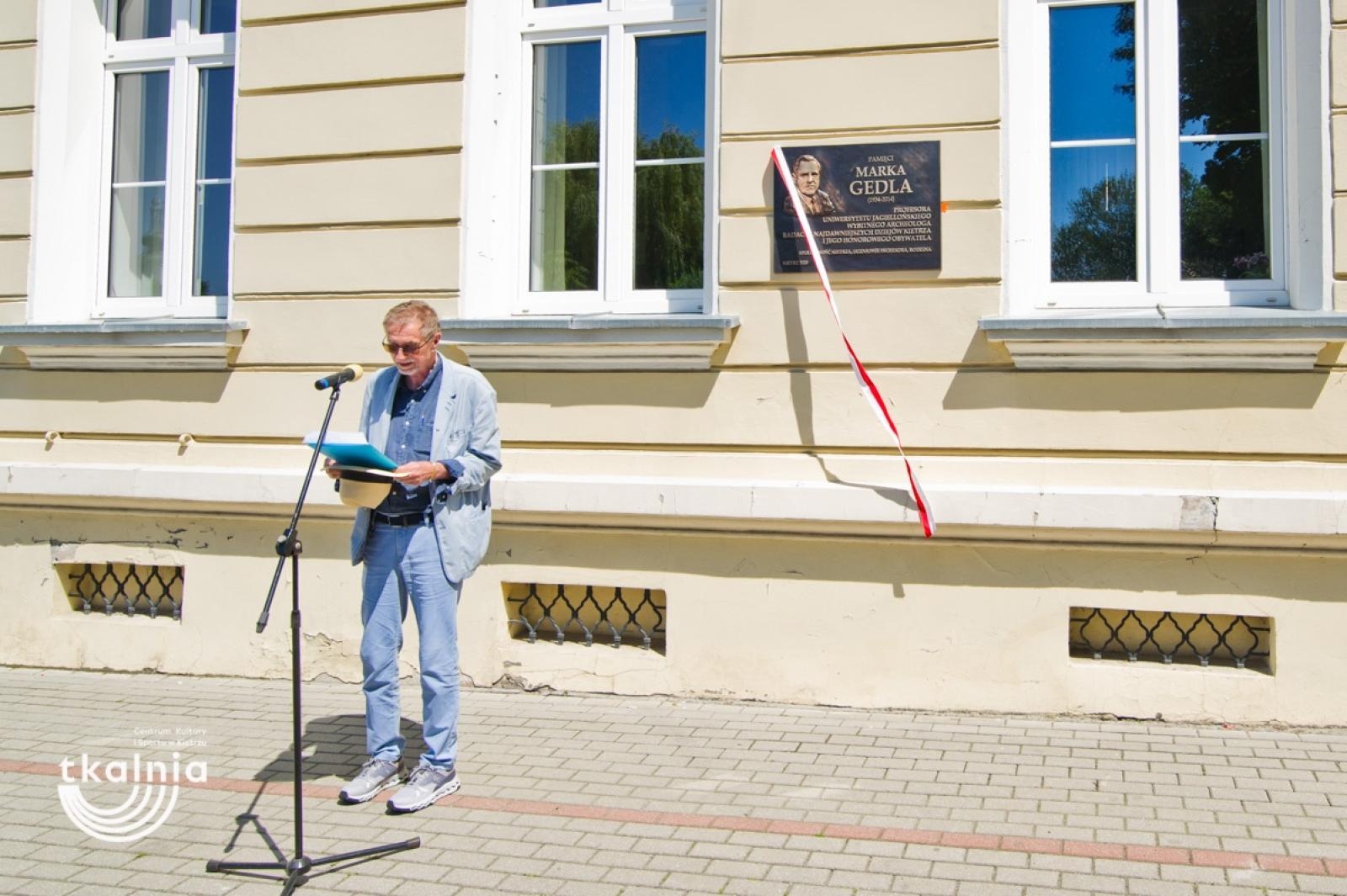 Zdjęcie w galerii na portalu naszraciborz.pl: Uroczyste odsłonięcie tablicy pamięci profesora Marka Gedla w Kietrzu – hołd dla wybitnego archeologa i badacza historii miasta wiadomości z regionu