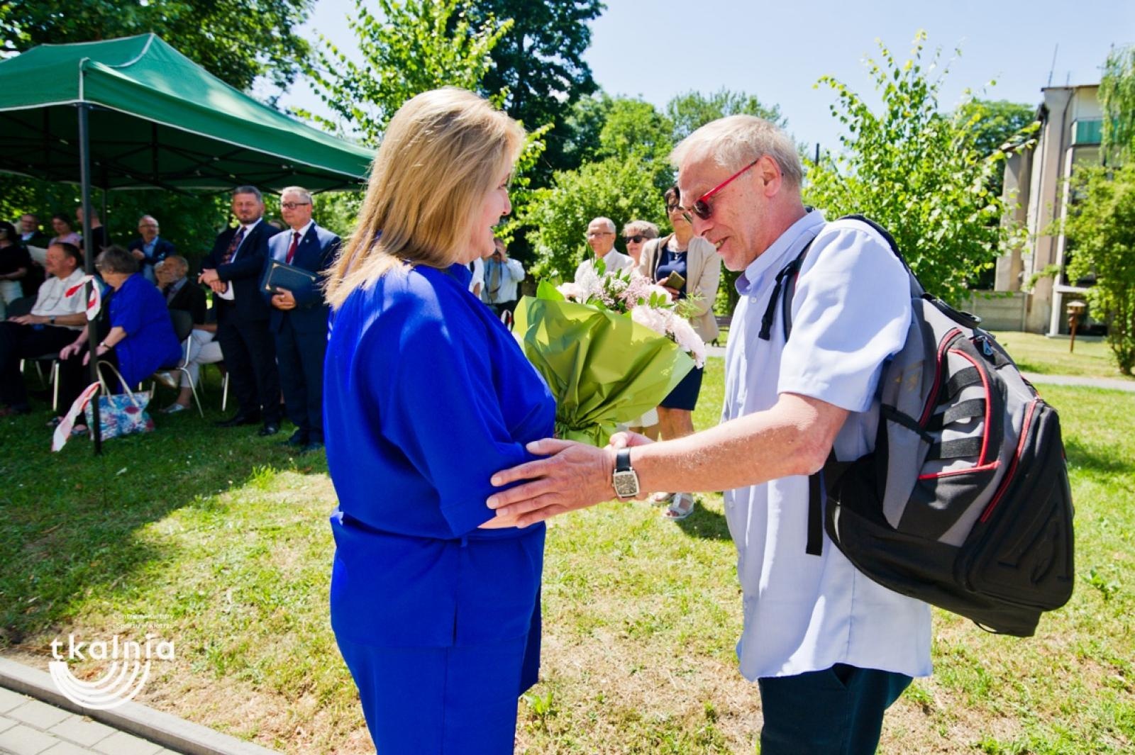 Zdjęcie w galerii na portalu naszraciborz.pl: Uroczyste odsłonięcie tablicy pamięci profesora Marka Gedla w Kietrzu – hołd dla wybitnego archeologa i badacza historii miasta wiadomości z regionu