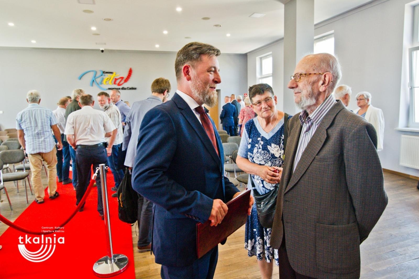 Zdjęcie w galerii na portalu naszraciborz.pl: Uroczyste odsłonięcie tablicy pamięci profesora Marka Gedla w Kietrzu – hołd dla wybitnego archeologa i badacza historii miasta wiadomości z regionu