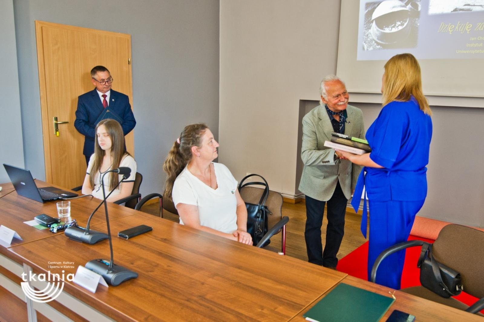 Zdjęcie w galerii na portalu naszraciborz.pl: Uroczyste odsłonięcie tablicy pamięci profesora Marka Gedla w Kietrzu – hołd dla wybitnego archeologa i badacza historii miasta wiadomości z regionu