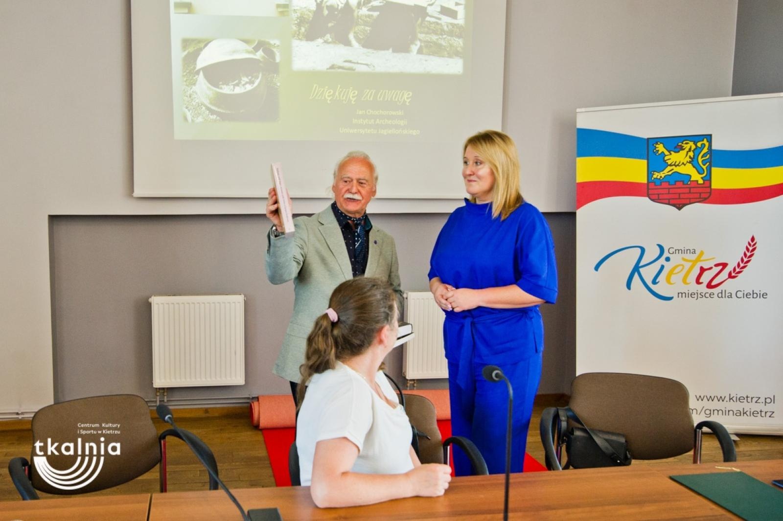 Zdjęcie w galerii na portalu naszraciborz.pl: Uroczyste odsłonięcie tablicy pamięci profesora Marka Gedla w Kietrzu – hołd dla wybitnego archeologa i badacza historii miasta wiadomości z regionu