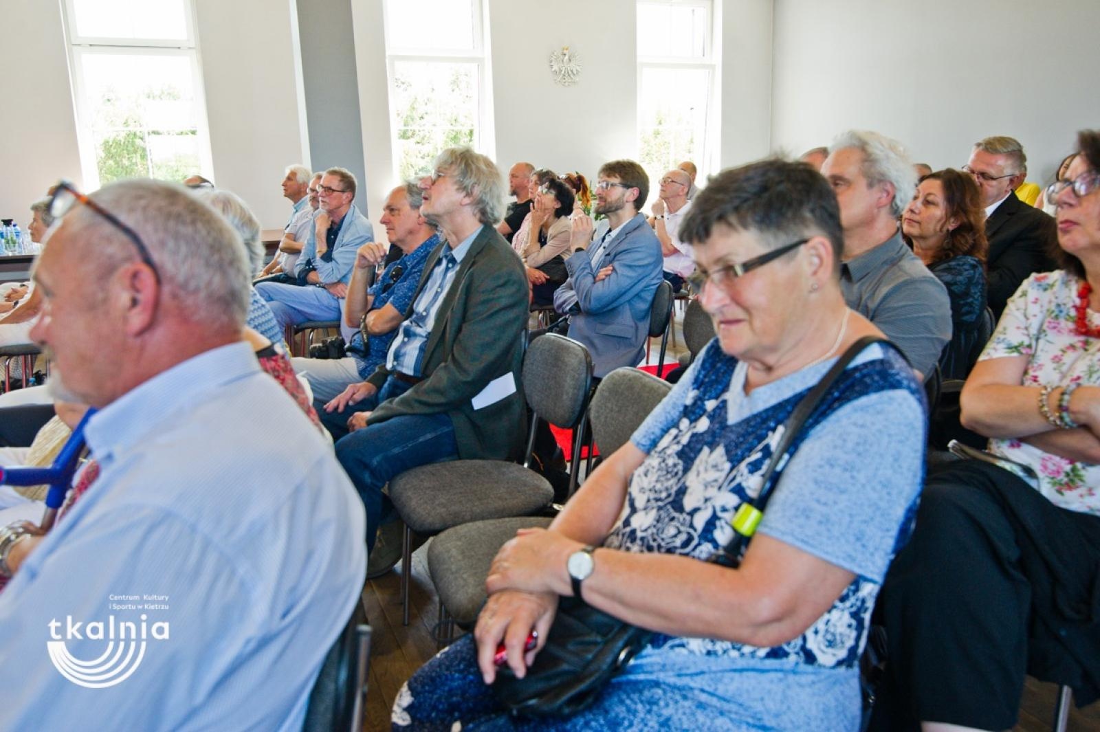 Zdjęcie w galerii na portalu naszraciborz.pl: Uroczyste odsłonięcie tablicy pamięci profesora Marka Gedla w Kietrzu – hołd dla wybitnego archeologa i badacza historii miasta wiadomości z regionu