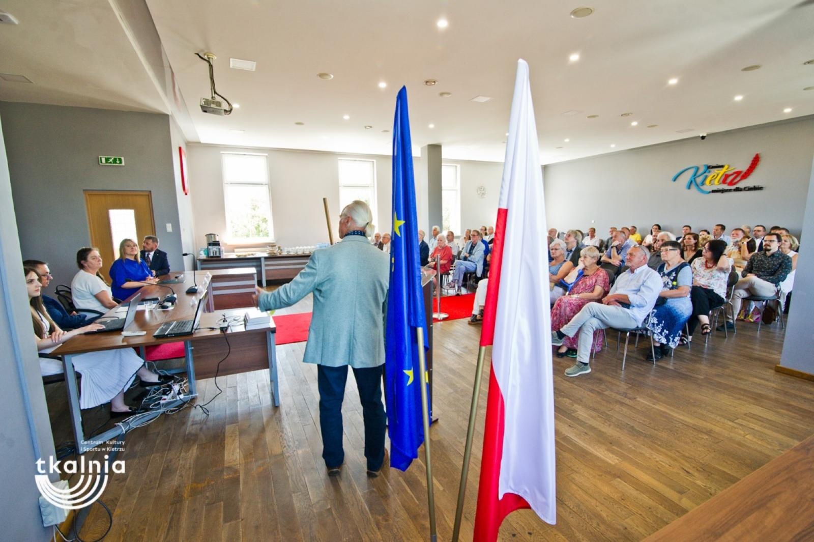 Zdjęcie w galerii na portalu naszraciborz.pl: Uroczyste odsłonięcie tablicy pamięci profesora Marka Gedla w Kietrzu – hołd dla wybitnego archeologa i badacza historii miasta wiadomości z regionu