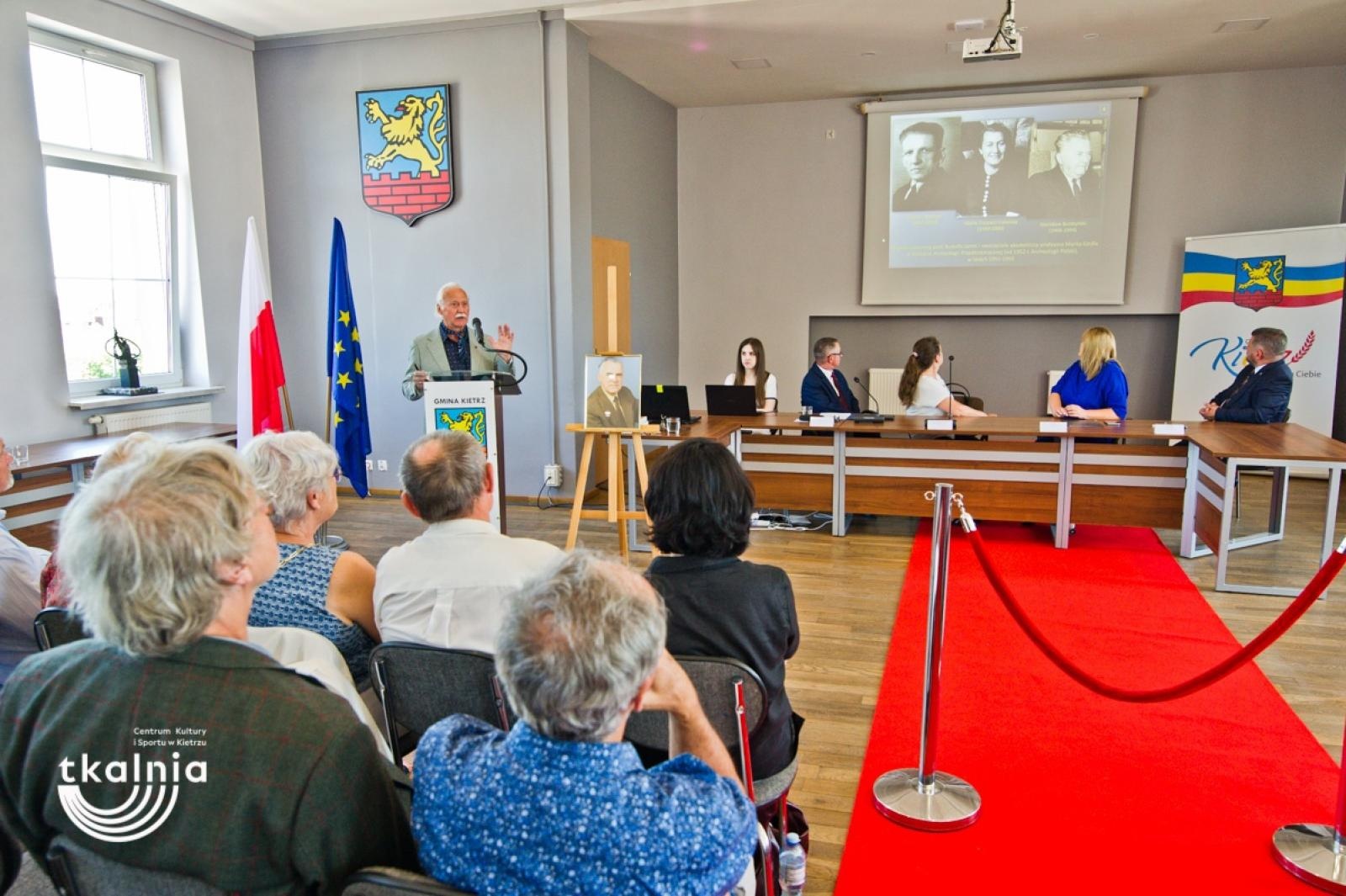 Zdjęcie w galerii na portalu naszraciborz.pl: Uroczyste odsłonięcie tablicy pamięci profesora Marka Gedla w Kietrzu – hołd dla wybitnego archeologa i badacza historii miasta wiadomości z regionu