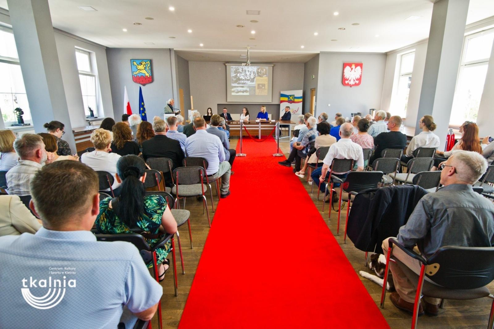 Zdjęcie w galerii na portalu naszraciborz.pl: Uroczyste odsłonięcie tablicy pamięci profesora Marka Gedla w Kietrzu – hołd dla wybitnego archeologa i badacza historii miasta wiadomości z regionu