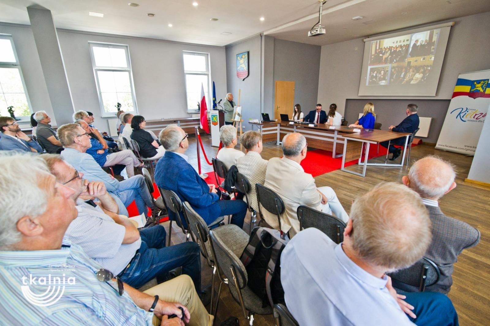 Zdjęcie w galerii na portalu naszraciborz.pl: Uroczyste odsłonięcie tablicy pamięci profesora Marka Gedla w Kietrzu – hołd dla wybitnego archeologa i badacza historii miasta wiadomości z regionu