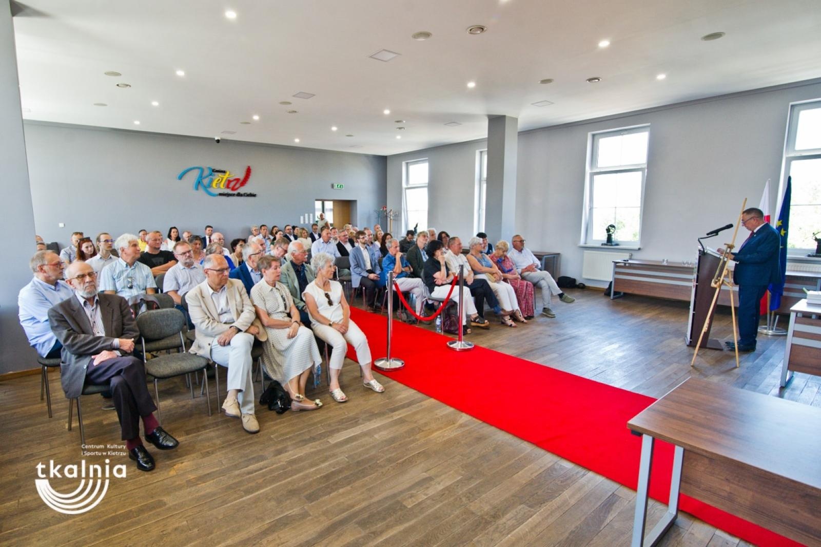 Zdjęcie w galerii na portalu naszraciborz.pl: Uroczyste odsłonięcie tablicy pamięci profesora Marka Gedla w Kietrzu – hołd dla wybitnego archeologa i badacza historii miasta wiadomości z regionu