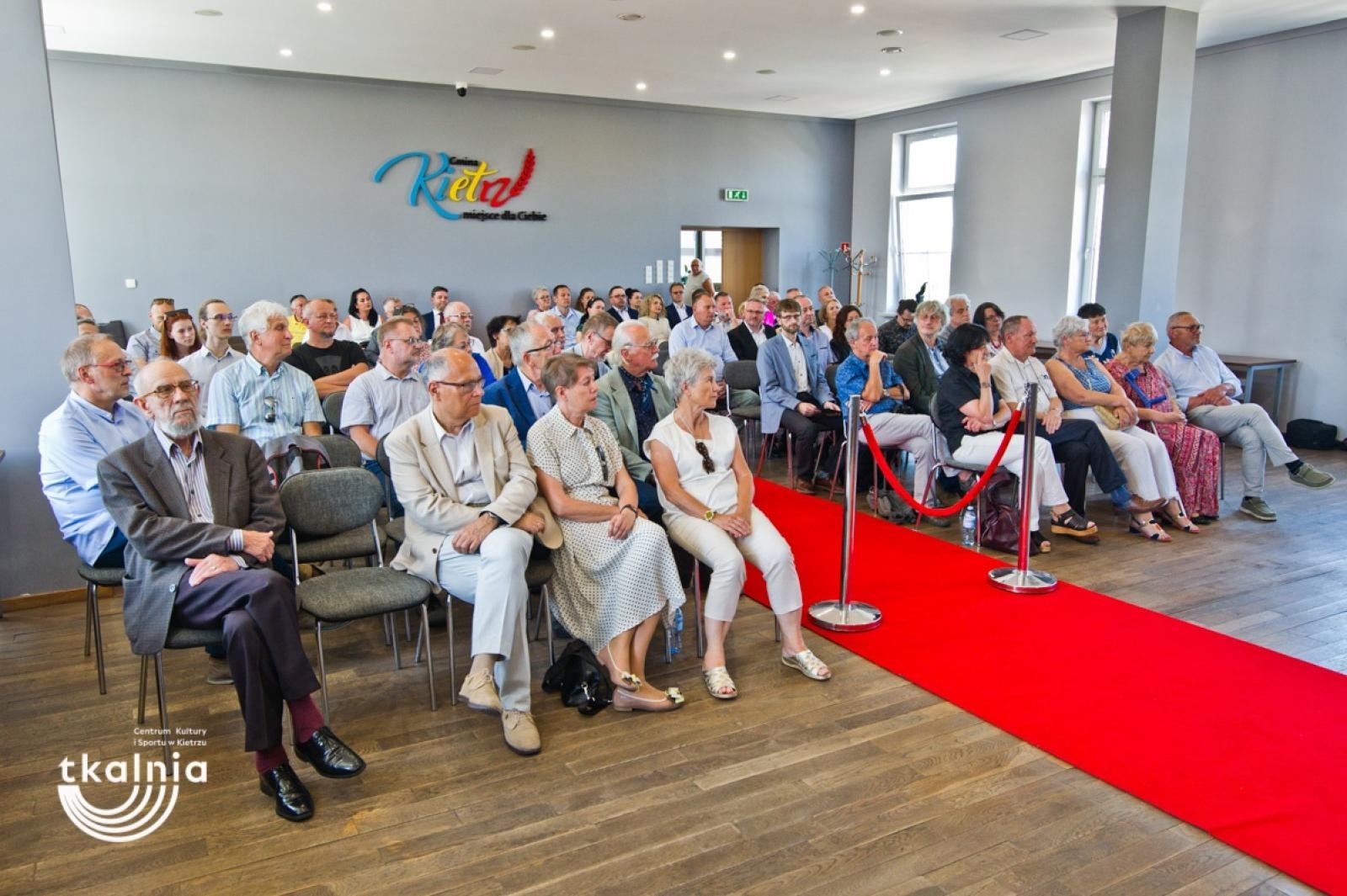 Zdjęcie w galerii na portalu naszraciborz.pl: Uroczyste odsłonięcie tablicy pamięci profesora Marka Gedla w Kietrzu – hołd dla wybitnego archeologa i badacza historii miasta wiadomości z regionu