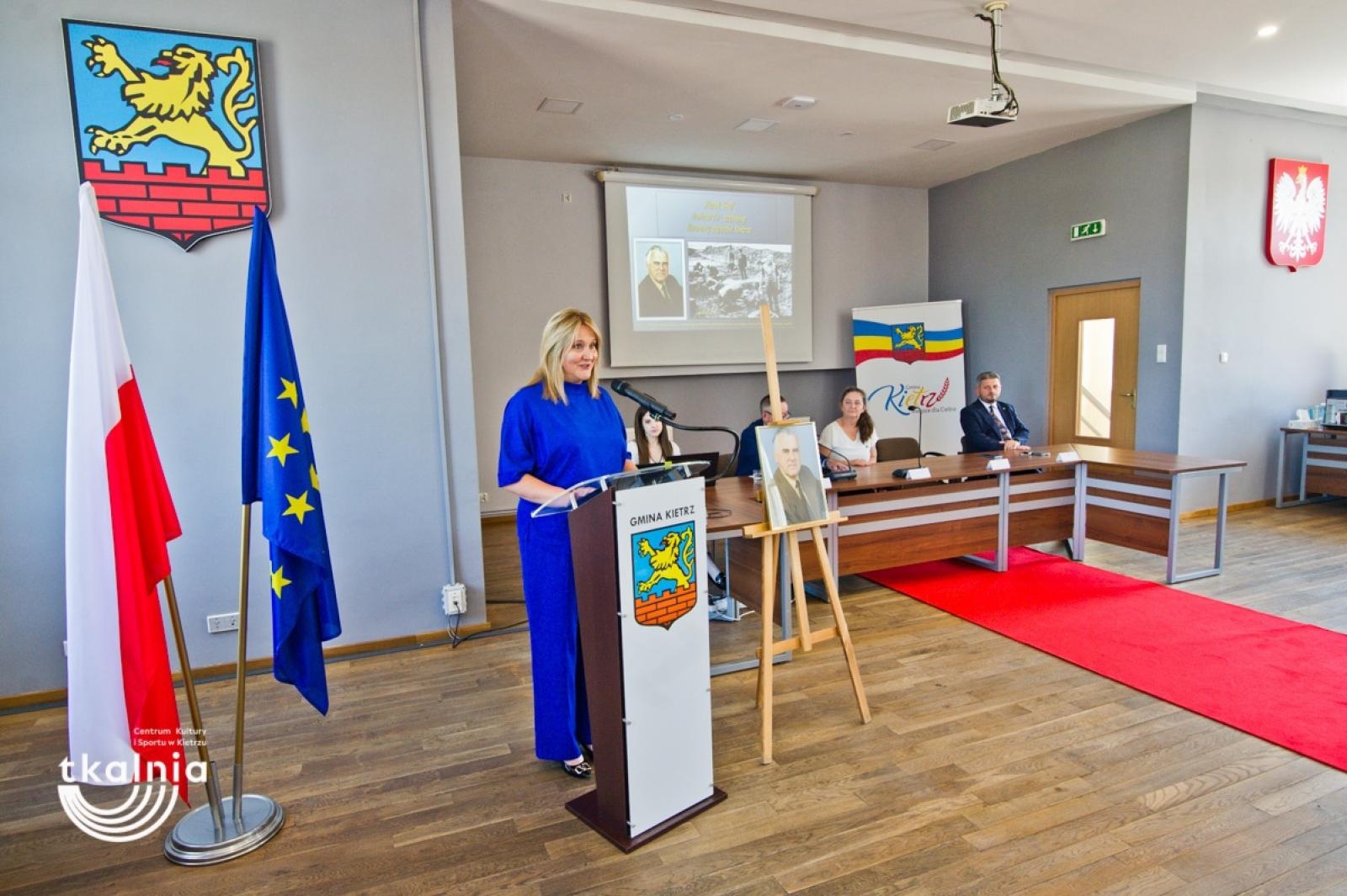 Zdjęcie w galerii na portalu naszraciborz.pl: Uroczyste odsłonięcie tablicy pamięci profesora Marka Gedla w Kietrzu – hołd dla wybitnego archeologa i badacza historii miasta wiadomości z regionu