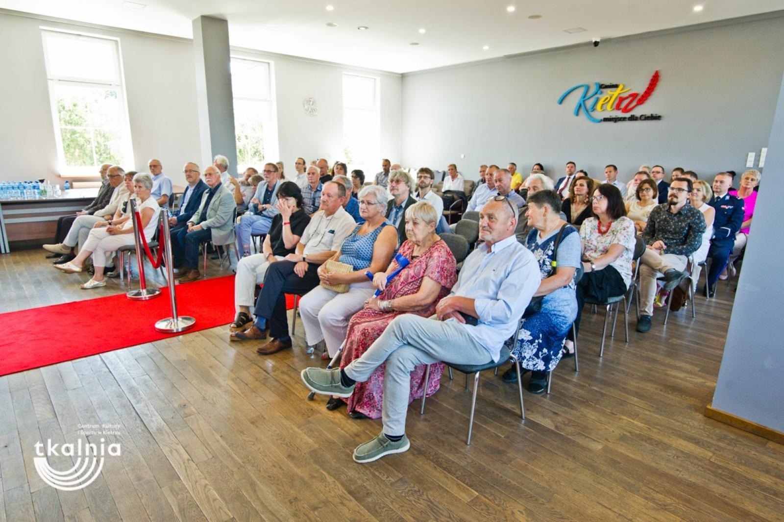 Zdjęcie w galerii na portalu naszraciborz.pl: Uroczyste odsłonięcie tablicy pamięci profesora Marka Gedla w Kietrzu – hołd dla wybitnego archeologa i badacza historii miasta wiadomości z regionu