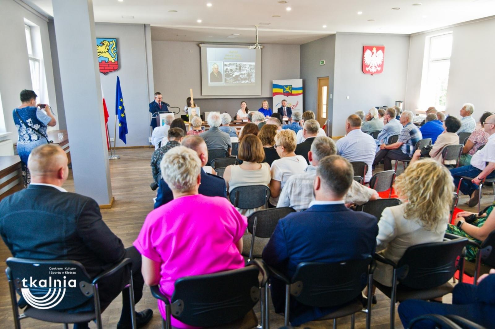 Zdjęcie w galerii na portalu naszraciborz.pl: Uroczyste odsłonięcie tablicy pamięci profesora Marka Gedla w Kietrzu – hołd dla wybitnego archeologa i badacza historii miasta wiadomości z regionu