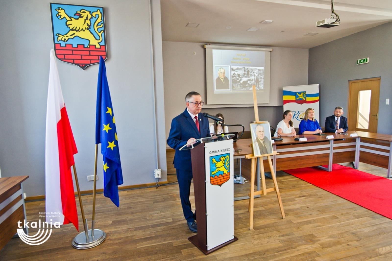 Zdjęcie w galerii na portalu naszraciborz.pl: Uroczyste odsłonięcie tablicy pamięci profesora Marka Gedla w Kietrzu – hołd dla wybitnego archeologa i badacza historii miasta wiadomości z regionu