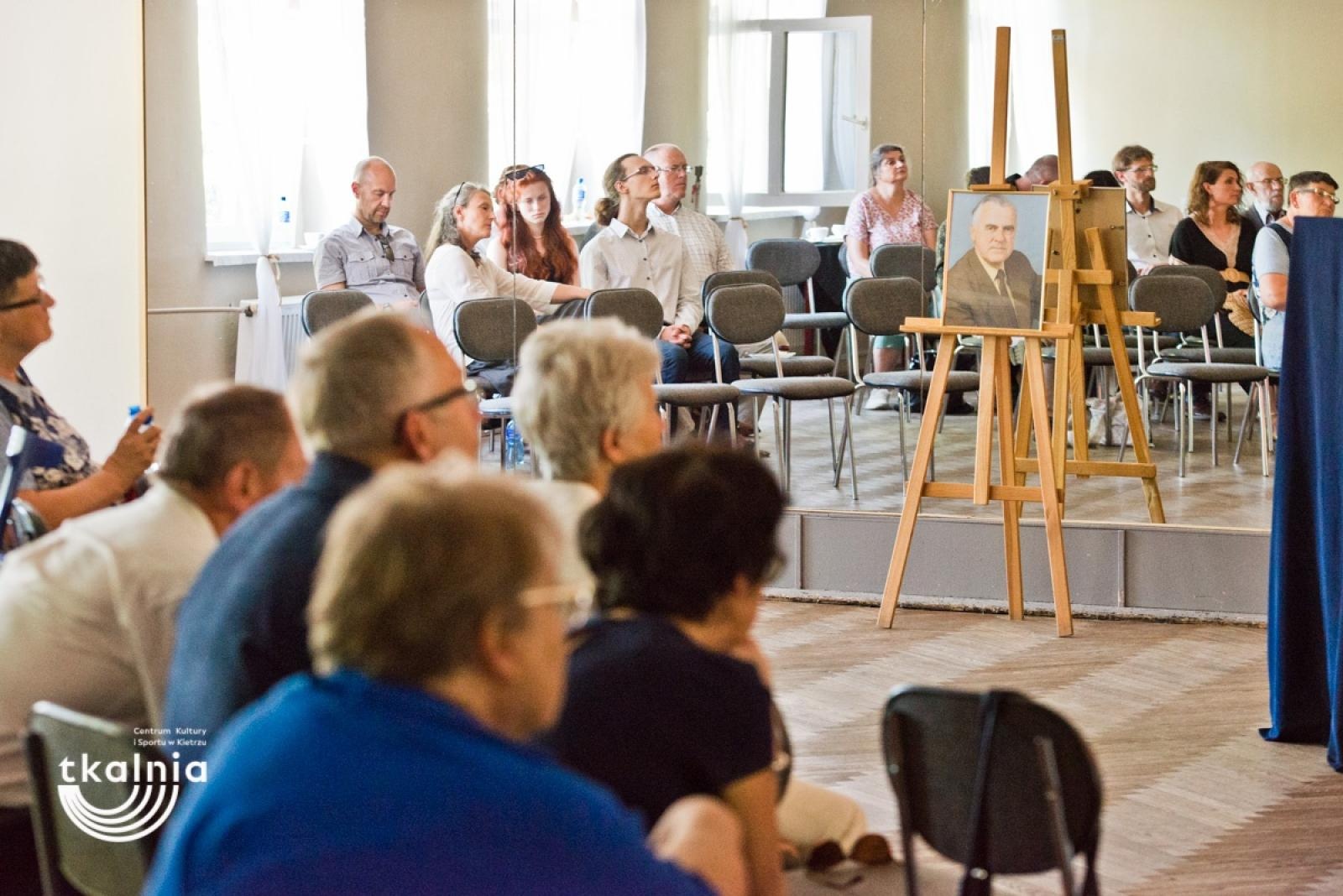 Zdjęcie w galerii na portalu naszraciborz.pl: Uroczyste odsłonięcie tablicy pamięci profesora Marka Gedla w Kietrzu – hołd dla wybitnego archeologa i badacza historii miasta wiadomości z regionu