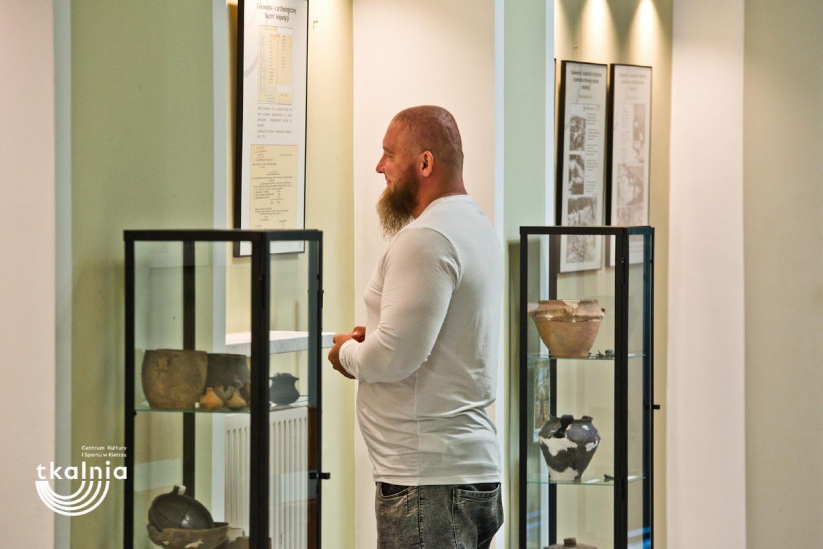 Zdjęcie w galerii na portalu naszraciborz.pl: Uroczyste odsłonięcie tablicy pamięci profesora Marka Gedla w Kietrzu – hołd dla wybitnego archeologa i badacza historii miasta wiadomości z regionu