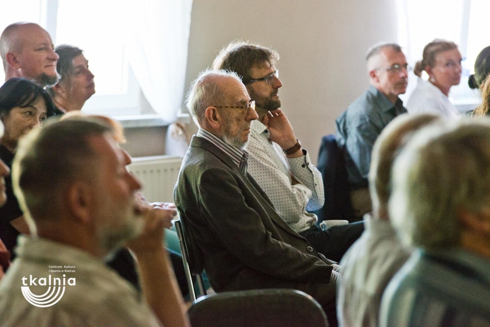 Zdjęcie w galerii na portalu naszraciborz.pl: Uroczyste odsłonięcie tablicy pamięci profesora Marka Gedla w Kietrzu – hołd dla wybitnego archeologa i badacza historii miasta wiadomości z regionu