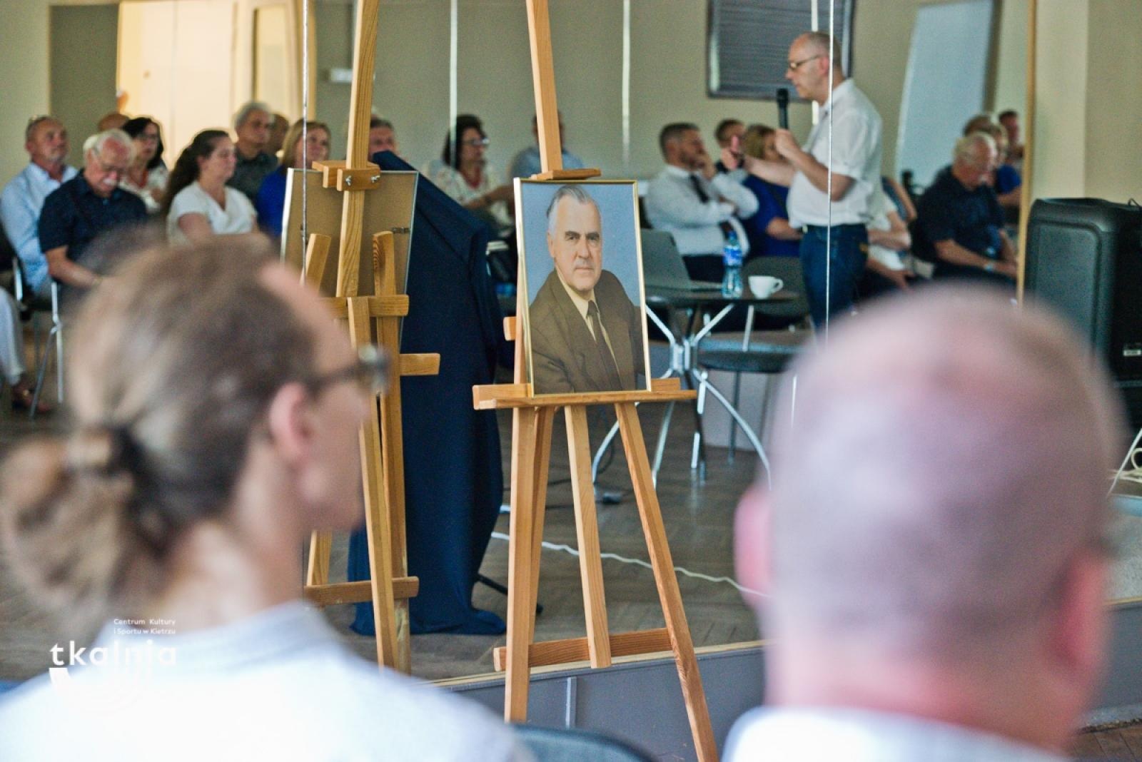 Zdjęcie w galerii na portalu naszraciborz.pl: Uroczyste odsłonięcie tablicy pamięci profesora Marka Gedla w Kietrzu – hołd dla wybitnego archeologa i badacza historii miasta wiadomości z regionu