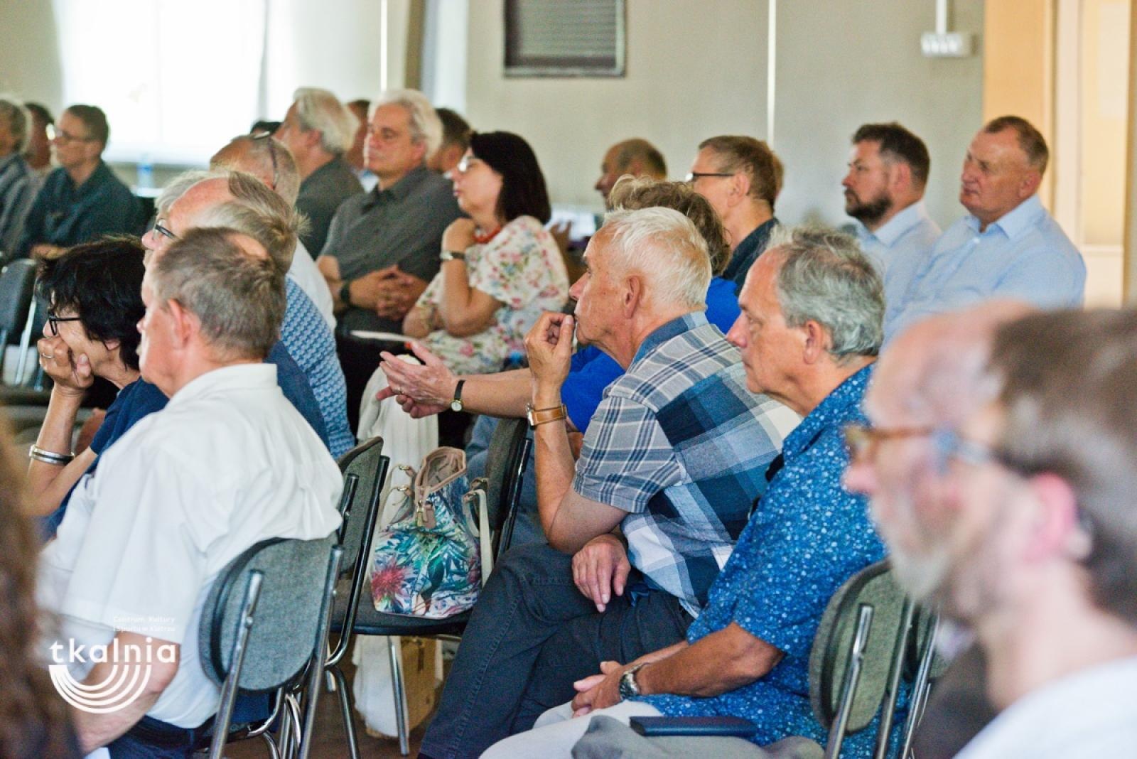 Zdjęcie w galerii na portalu naszraciborz.pl: Uroczyste odsłonięcie tablicy pamięci profesora Marka Gedla w Kietrzu – hołd dla wybitnego archeologa i badacza historii miasta wiadomości z regionu