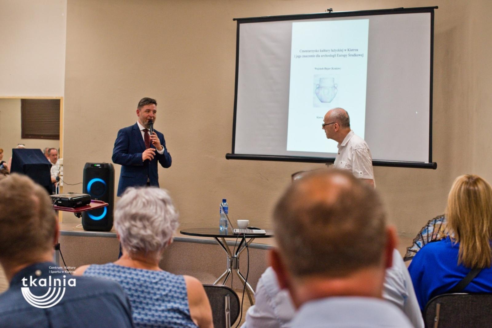 Zdjęcie w galerii na portalu naszraciborz.pl: Uroczyste odsłonięcie tablicy pamięci profesora Marka Gedla w Kietrzu – hołd dla wybitnego archeologa i badacza historii miasta wiadomości z regionu