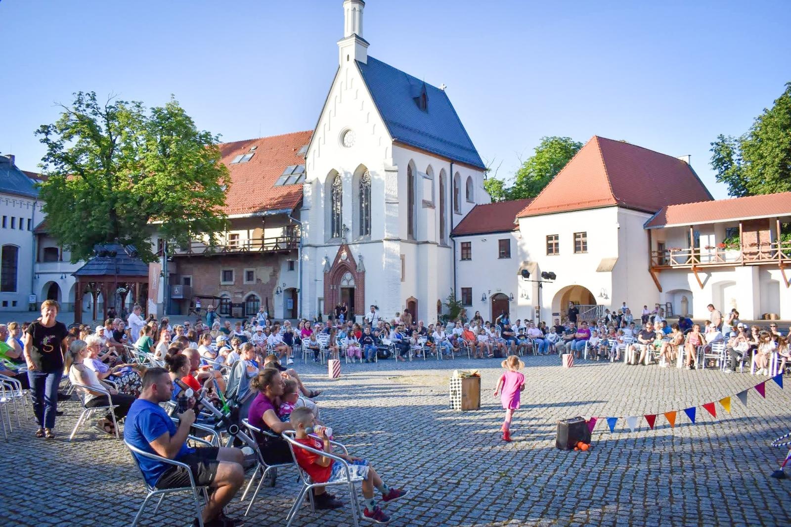 Zdjęcie w galerii na portalu naszraciborz.pl: Magia teatru na dziedzińcu Zamku Piastowskiego. Teatr Jednej Miny porwał najmłodszych widzów [WIDEO] wiadomości z regionu