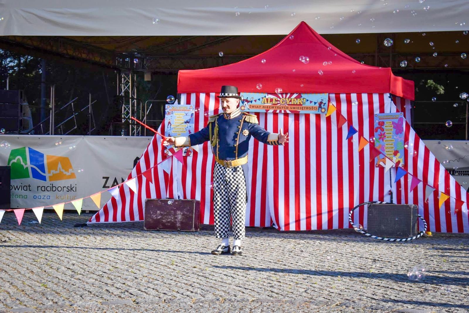 Zdjęcie w galerii na portalu naszraciborz.pl: Magia teatru na dziedzińcu Zamku Piastowskiego. Teatr Jednej Miny porwał najmłodszych widzów [WIDEO] wiadomości z regionu
