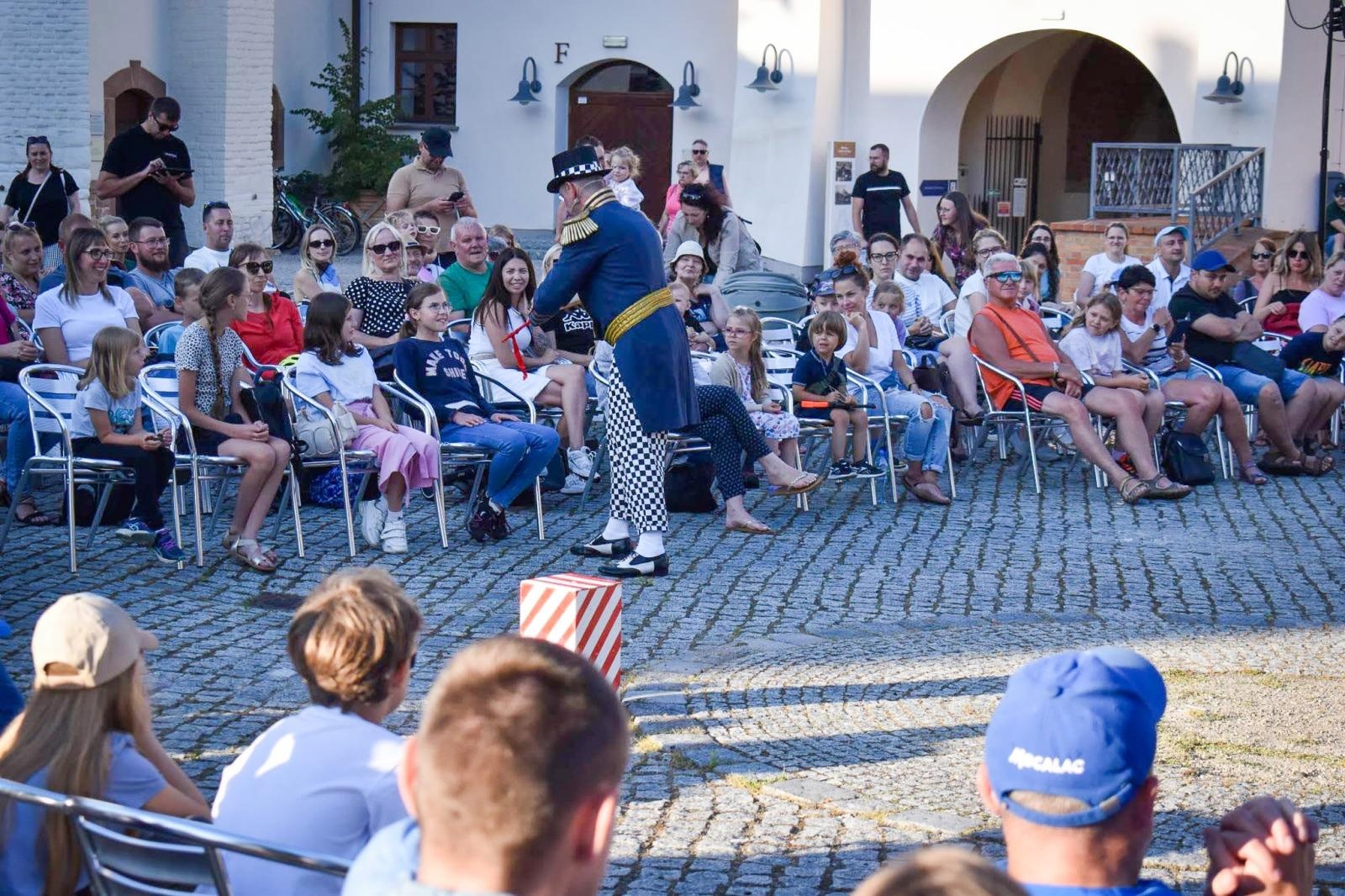 Zdjęcie w galerii na portalu naszraciborz.pl: Magia teatru na dziedzińcu Zamku Piastowskiego. Teatr Jednej Miny porwał najmłodszych widzów [WIDEO] wiadomości z regionu