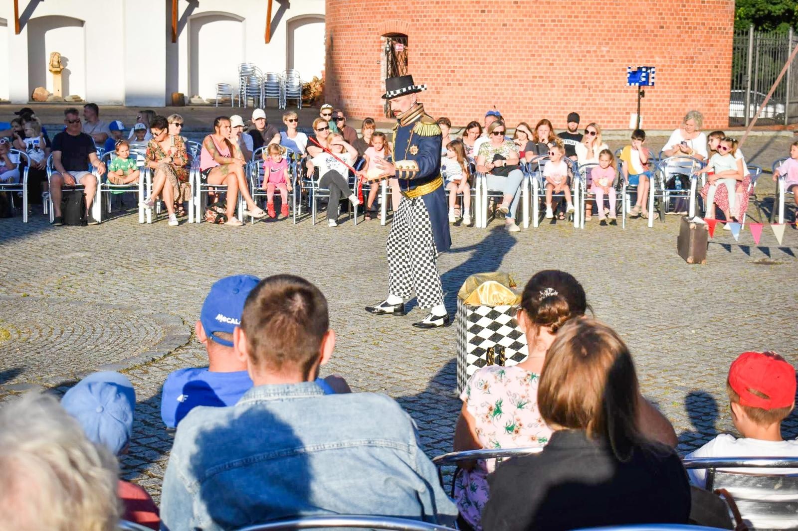 Zdjęcie w galerii na portalu naszraciborz.pl: Magia teatru na dziedzińcu Zamku Piastowskiego. Teatr Jednej Miny porwał najmłodszych widzów [WIDEO] wiadomości z regionu