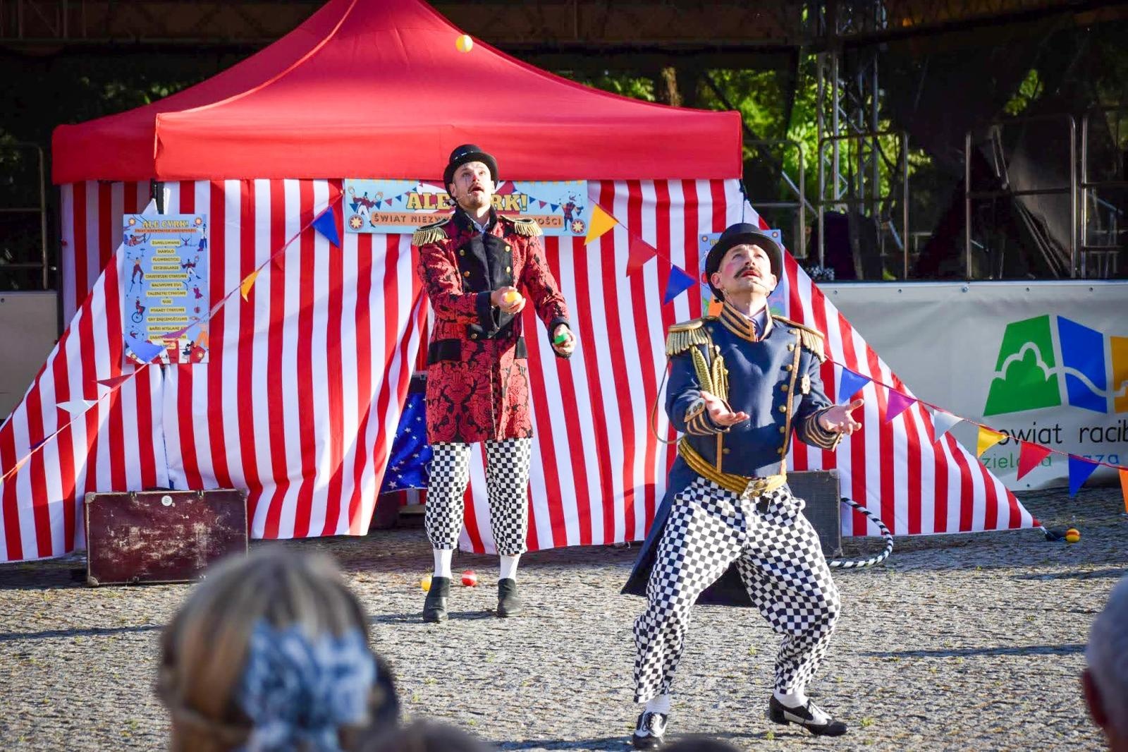 Zdjęcie w galerii na portalu naszraciborz.pl: Magia teatru na dziedzińcu Zamku Piastowskiego. Teatr Jednej Miny porwał najmłodszych widzów [WIDEO] wiadomości z regionu