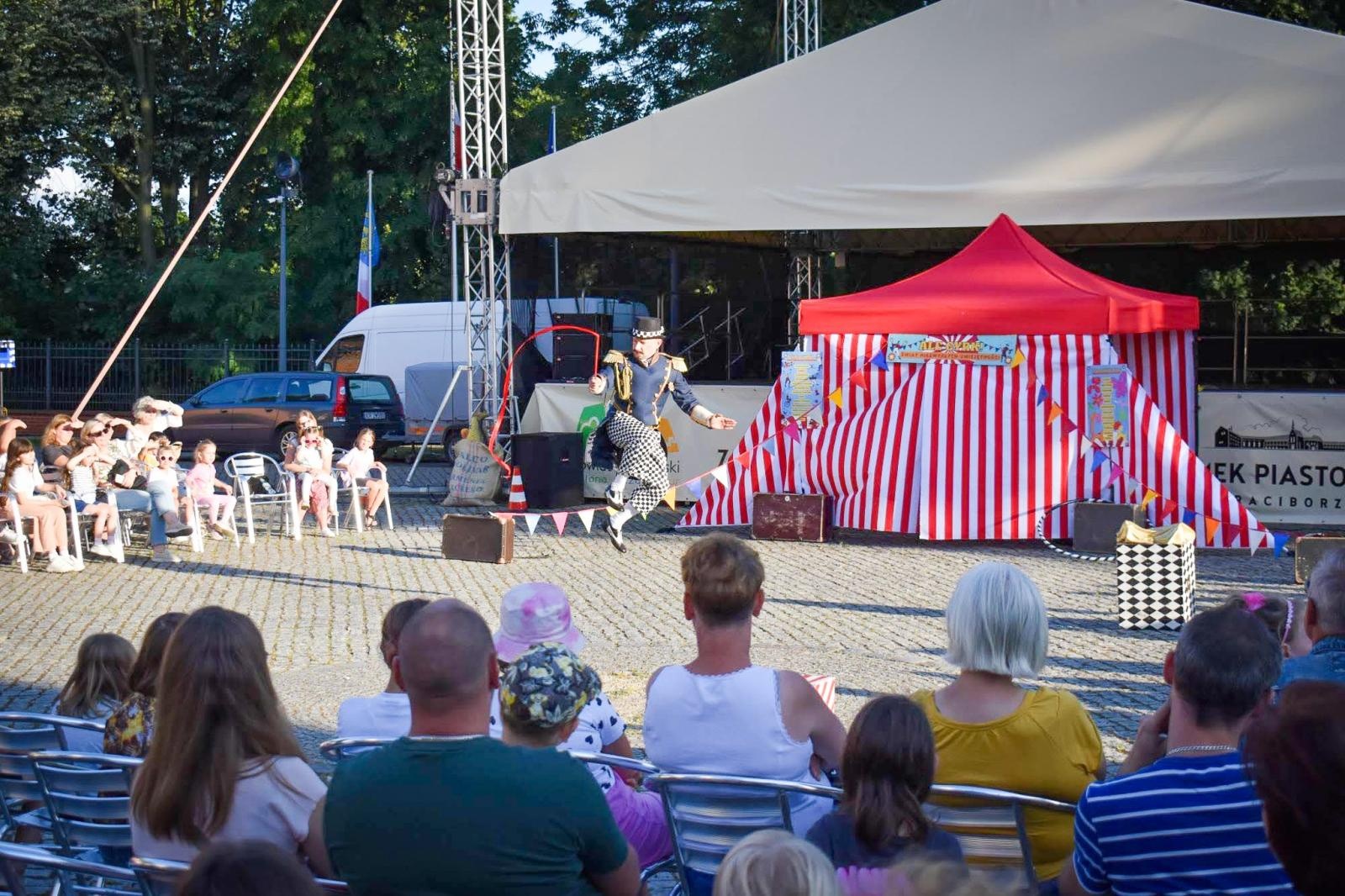 Zdjęcie w galerii na portalu naszraciborz.pl: Magia teatru na dziedzińcu Zamku Piastowskiego. Teatr Jednej Miny porwał najmłodszych widzów [WIDEO] wiadomości z regionu
