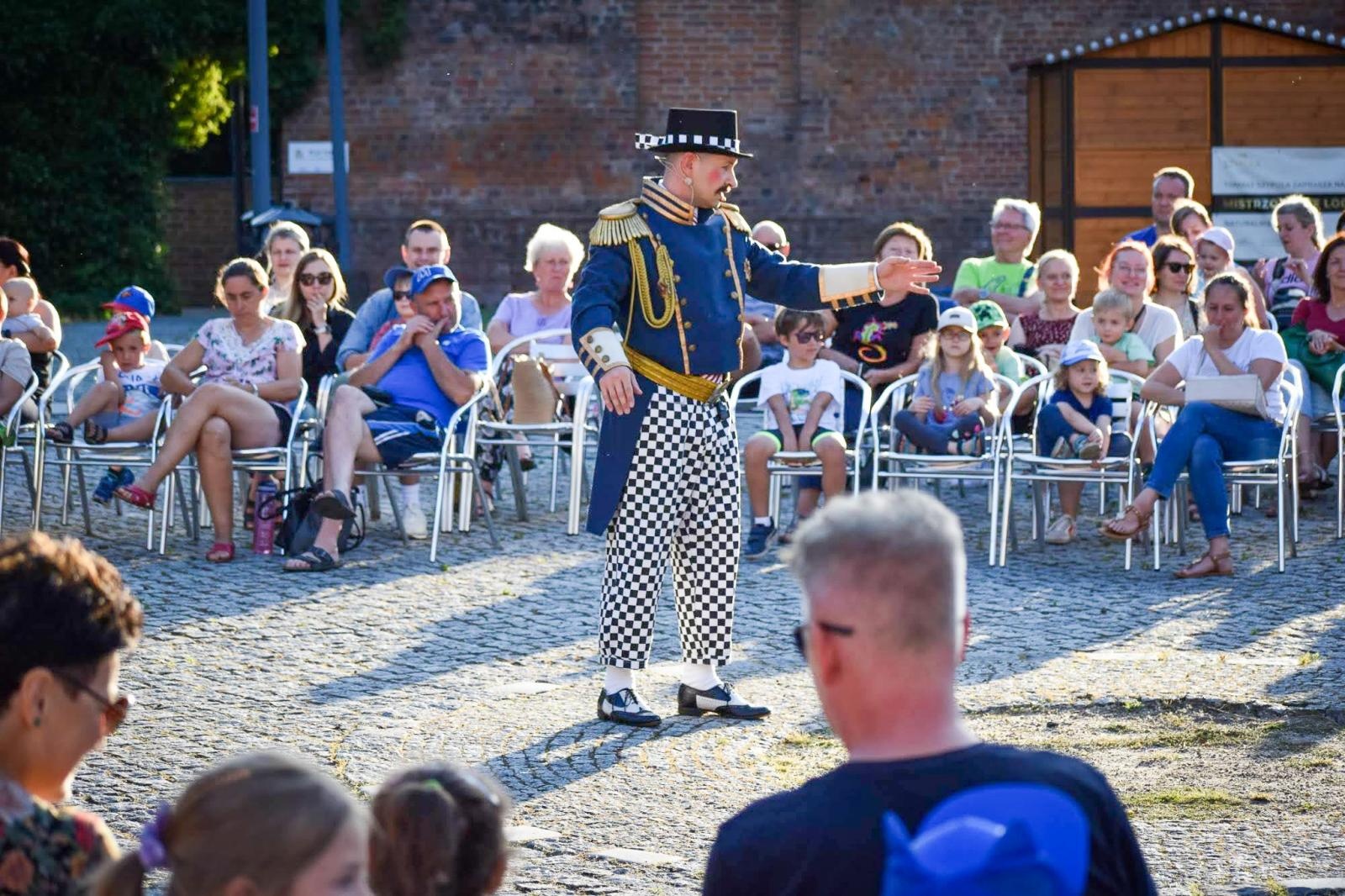 Zdjęcie w galerii na portalu naszraciborz.pl: Magia teatru na dziedzińcu Zamku Piastowskiego. Teatr Jednej Miny porwał najmłodszych widzów [WIDEO] wiadomości z regionu
