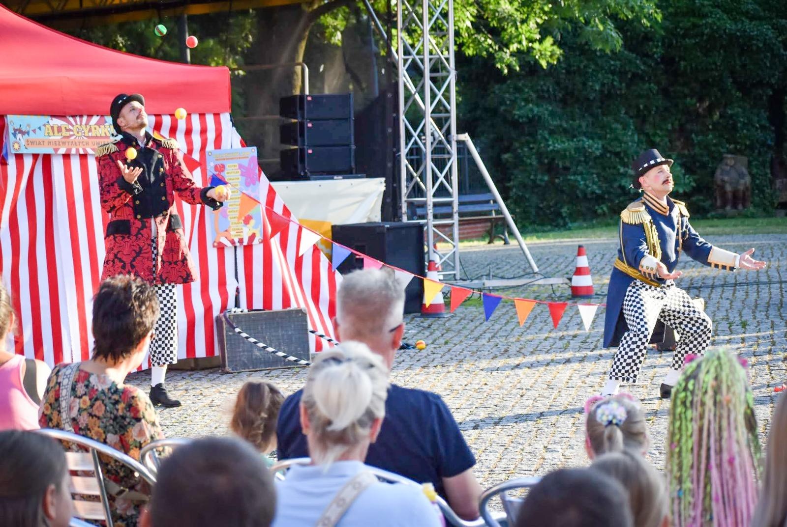 Zdjęcie w galerii na portalu naszraciborz.pl: Magia teatru na dziedzińcu Zamku Piastowskiego. Teatr Jednej Miny porwał najmłodszych widzów [WIDEO] wiadomości z regionu