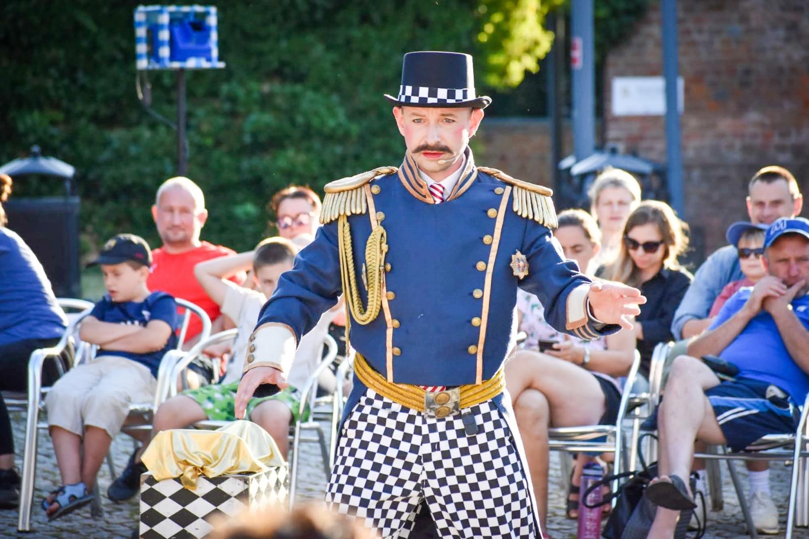 Zdjęcie w galerii na portalu naszraciborz.pl: Magia teatru na dziedzińcu Zamku Piastowskiego. Teatr Jednej Miny porwał najmłodszych widzów [WIDEO] wiadomości z regionu