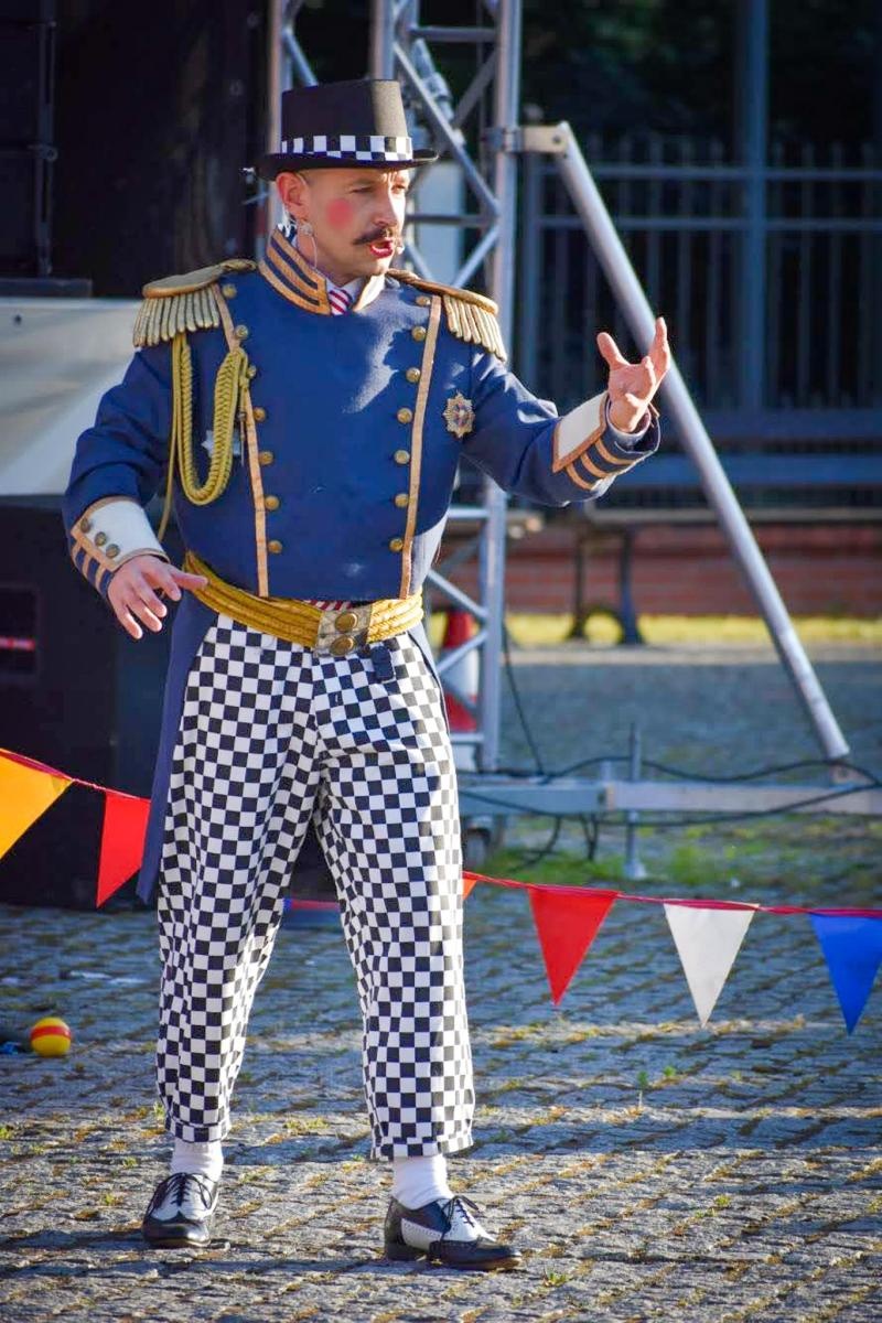 Zdjęcie w galerii na portalu naszraciborz.pl: Magia teatru na dziedzińcu Zamku Piastowskiego. Teatr Jednej Miny porwał najmłodszych widzów [WIDEO] wiadomości z regionu