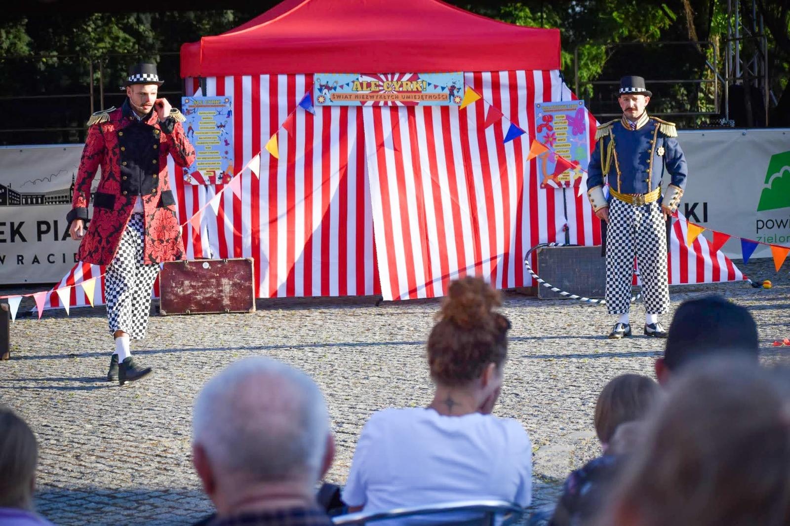 Zdjęcie w galerii na portalu naszraciborz.pl: Magia teatru na dziedzińcu Zamku Piastowskiego. Teatr Jednej Miny porwał najmłodszych widzów [WIDEO] wiadomości z regionu