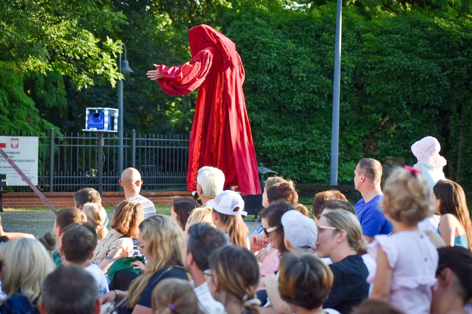 Zdjęcie w galerii na portalu naszraciborz.pl: Magia teatru na dziedzińcu Zamku Piastowskiego. Teatr Jednej Miny porwał najmłodszych widzów [WIDEO] wiadomości z regionu