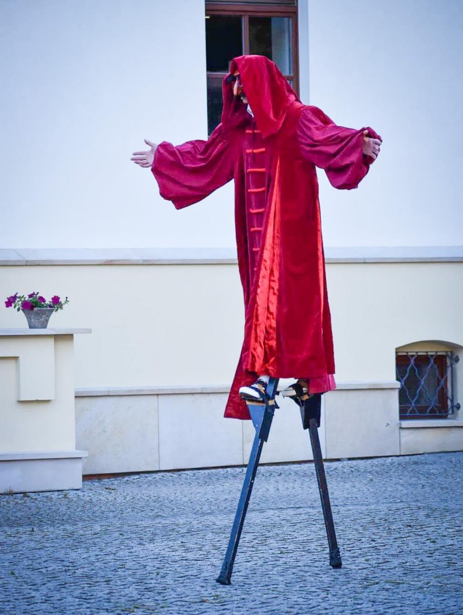 Zdjęcie w galerii na portalu naszraciborz.pl: Magia teatru na dziedzińcu Zamku Piastowskiego. Teatr Jednej Miny porwał najmłodszych widzów [WIDEO] wiadomości z regionu