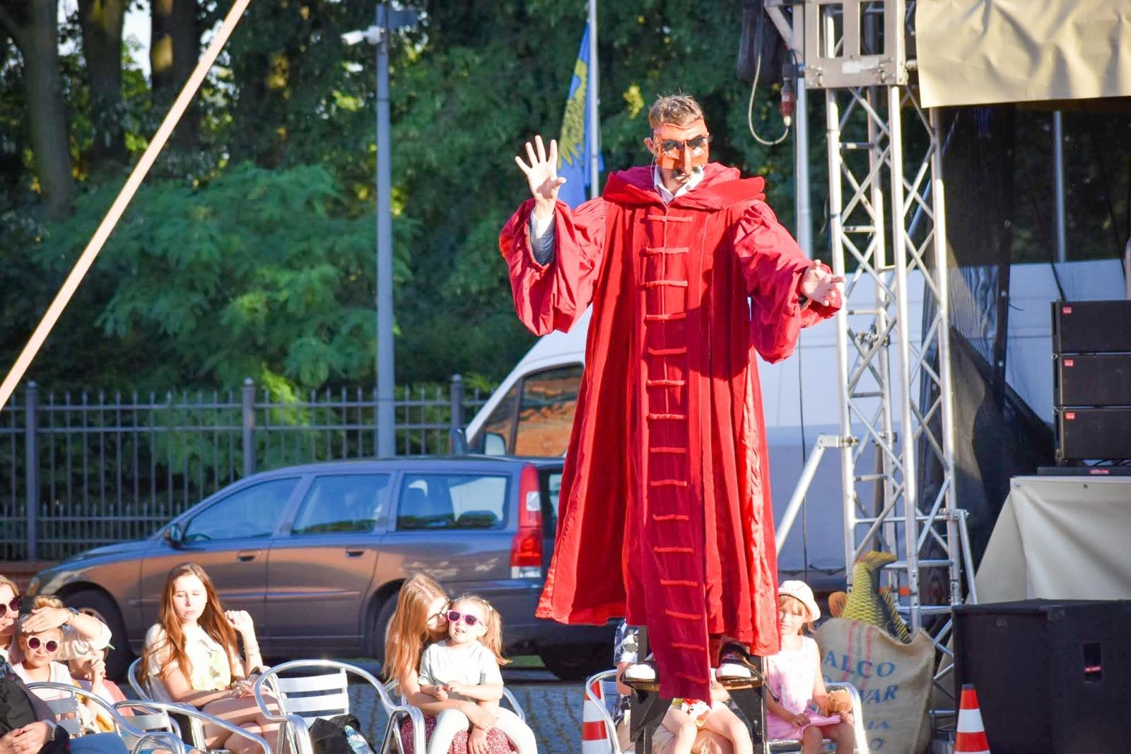 Zdjęcie w galerii na portalu naszraciborz.pl: Magia teatru na dziedzińcu Zamku Piastowskiego. Teatr Jednej Miny porwał najmłodszych widzów [WIDEO] wiadomości z regionu