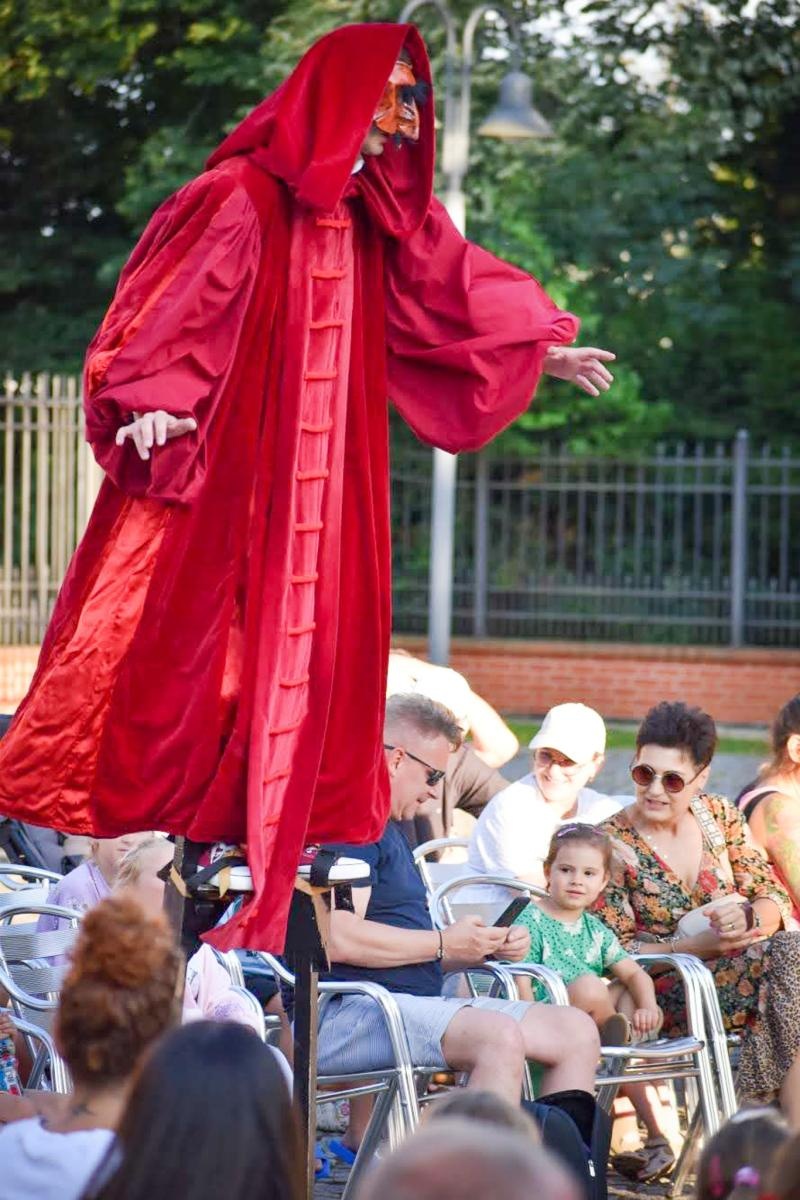 Zdjęcie w galerii na portalu naszraciborz.pl: Magia teatru na dziedzińcu Zamku Piastowskiego. Teatr Jednej Miny porwał najmłodszych widzów [WIDEO] wiadomości z regionu