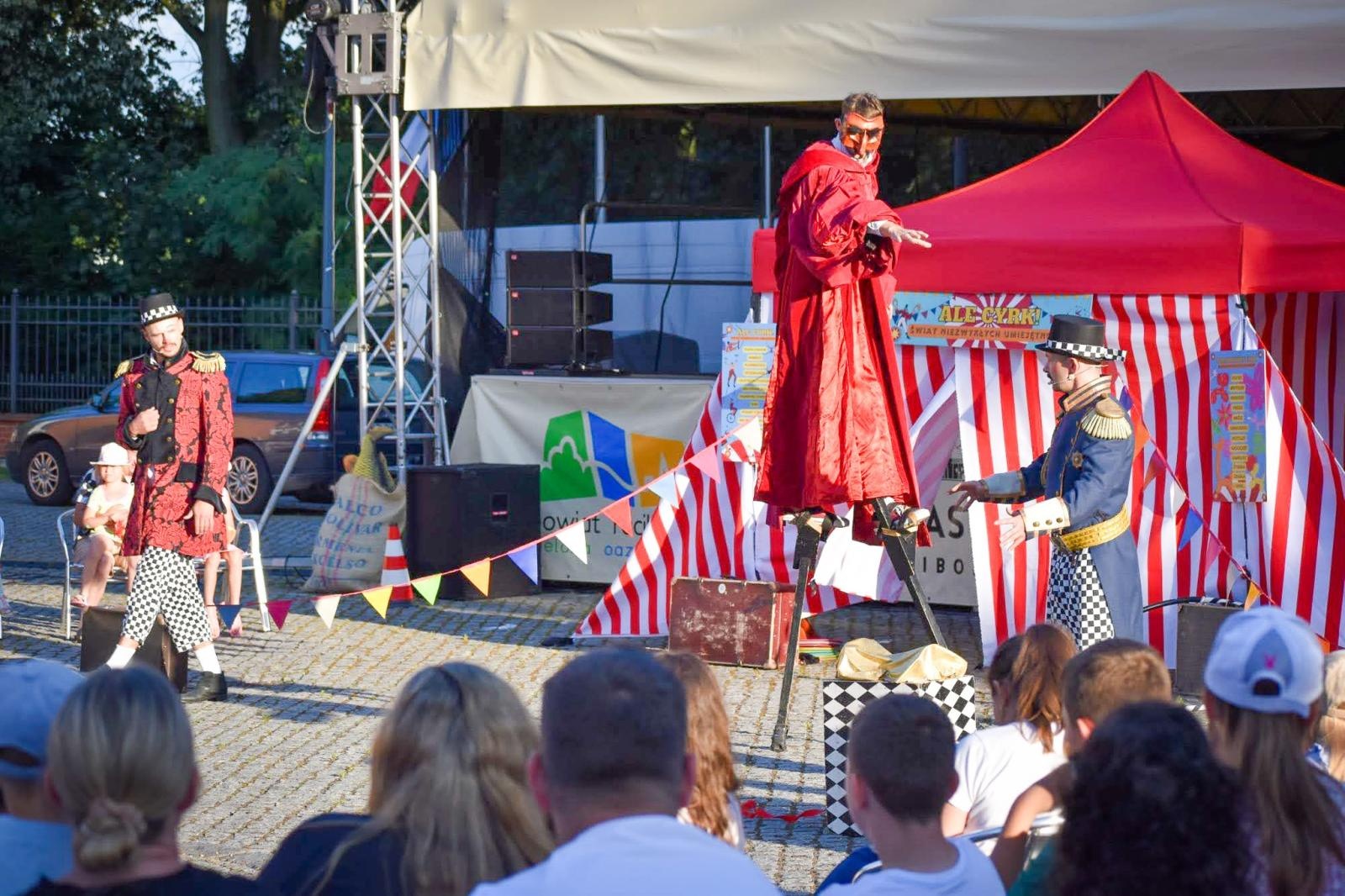 Zdjęcie w galerii na portalu naszraciborz.pl: Magia teatru na dziedzińcu Zamku Piastowskiego. Teatr Jednej Miny porwał najmłodszych widzów [WIDEO] wiadomości z regionu